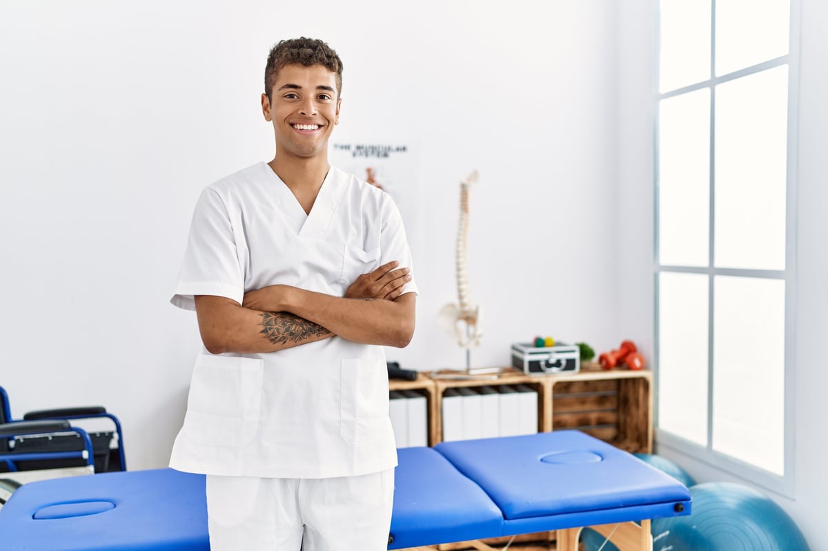 Fisioterapeuta atendiendo a un paciente en consulta clínica